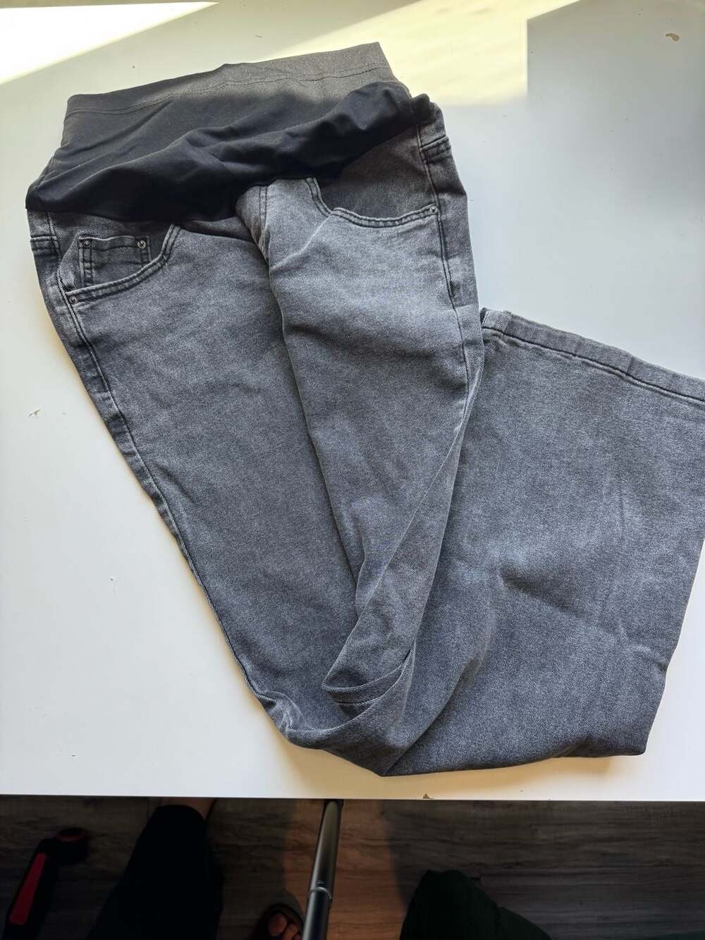 Maternity Bundle Size S. 2 pairs of Leggings, 1 pair of Jeans, and 1 Shorts. - Picture 5 of 8